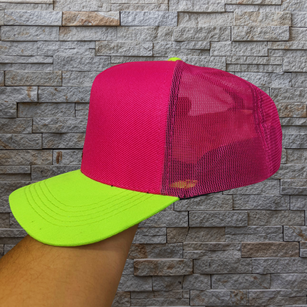 Boné Trucker Praia e Sol e Carnaval e Futebol Cor:Rosa
