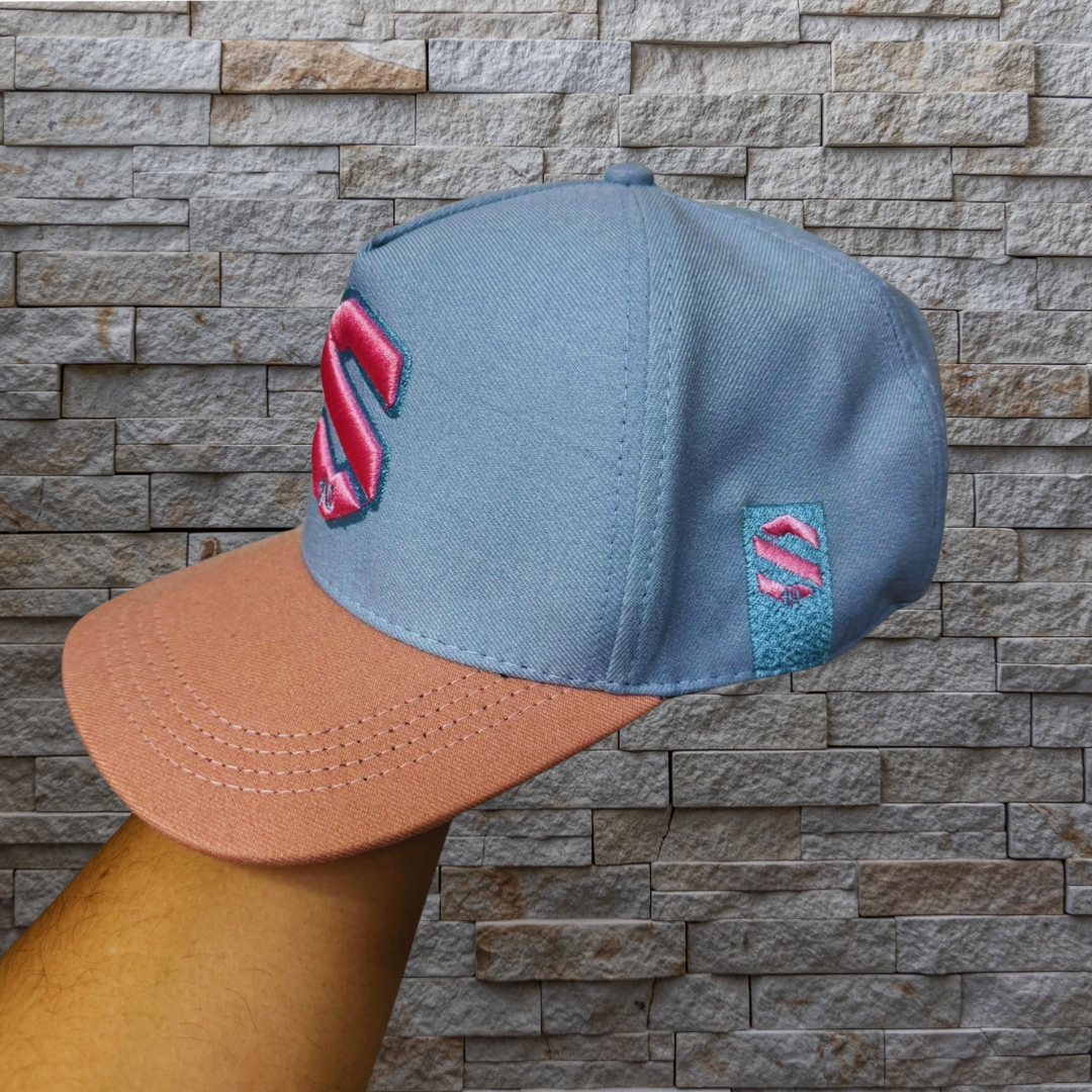 Boné Americano Logo S Grande bordada Cor:Azulbebe/rosa