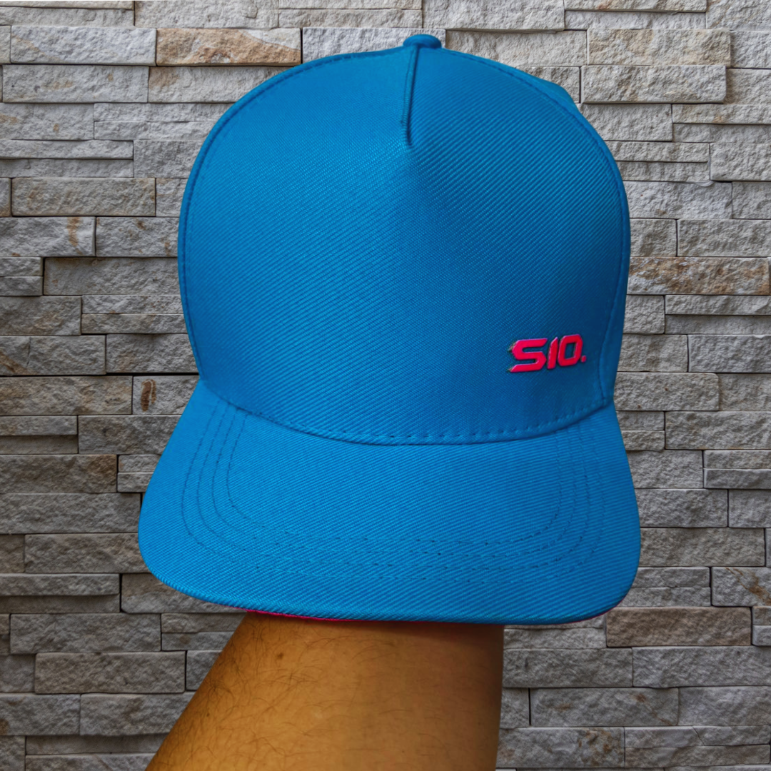 Boné Americano liso logo pequena aplique