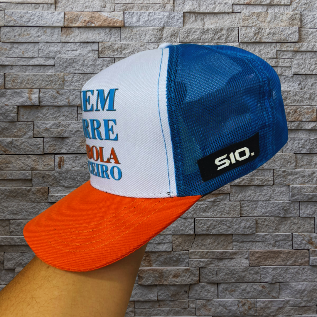 Boné Trucker Quem Corre é a Bola Parceiro Cor:Branco/Azul e Laranja