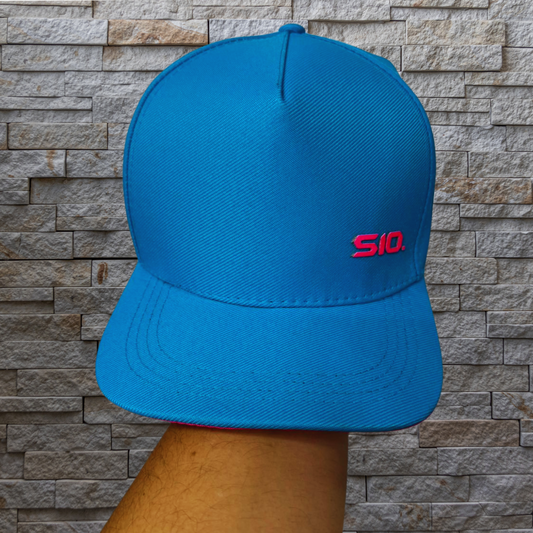 Boné Americano liso logo pequena aplique