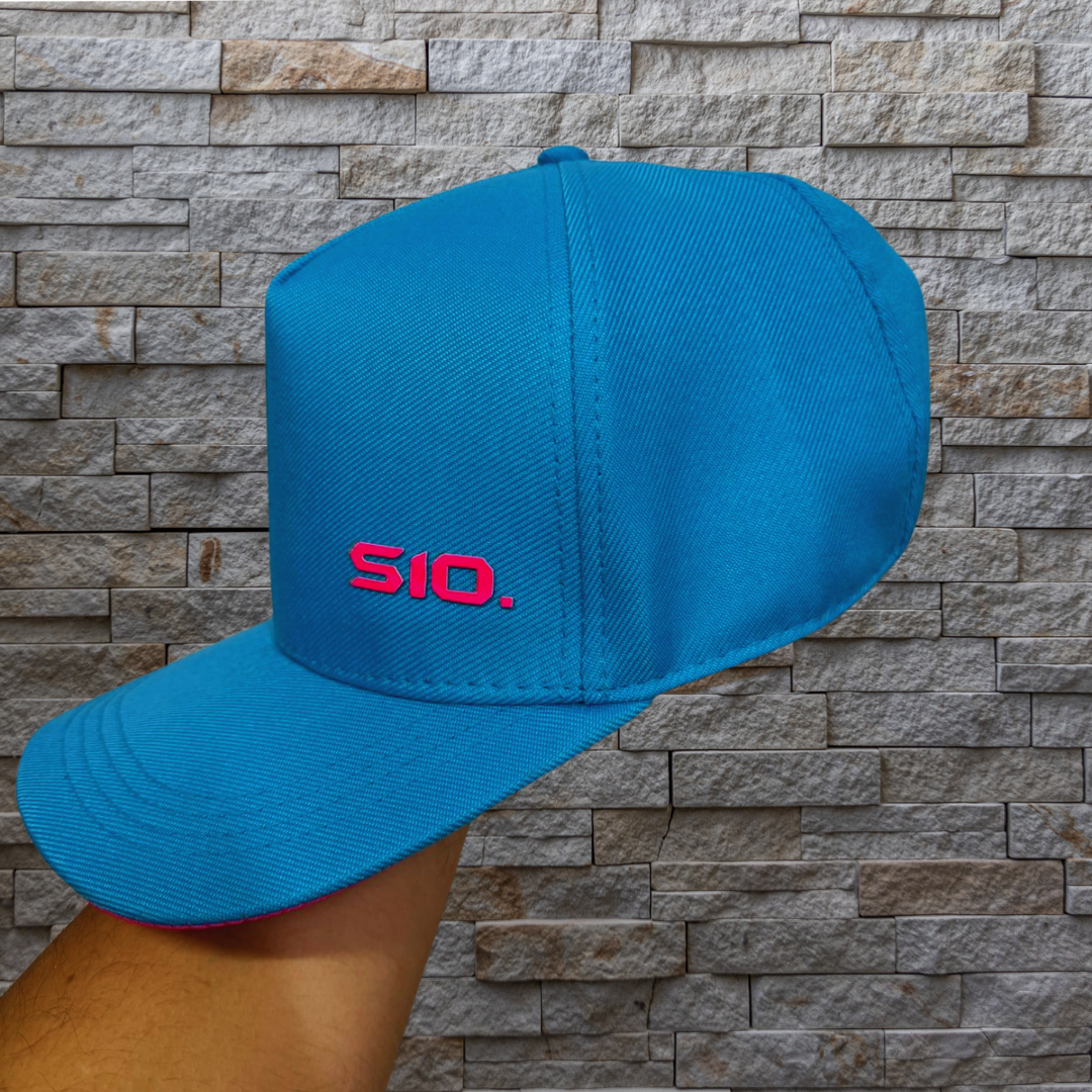 Boné Americano liso logo pequena aplique