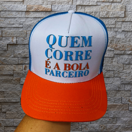 Boné Trucker Quem Corre é a Bola Parceiro Cor:Branco/Azul e Laranja