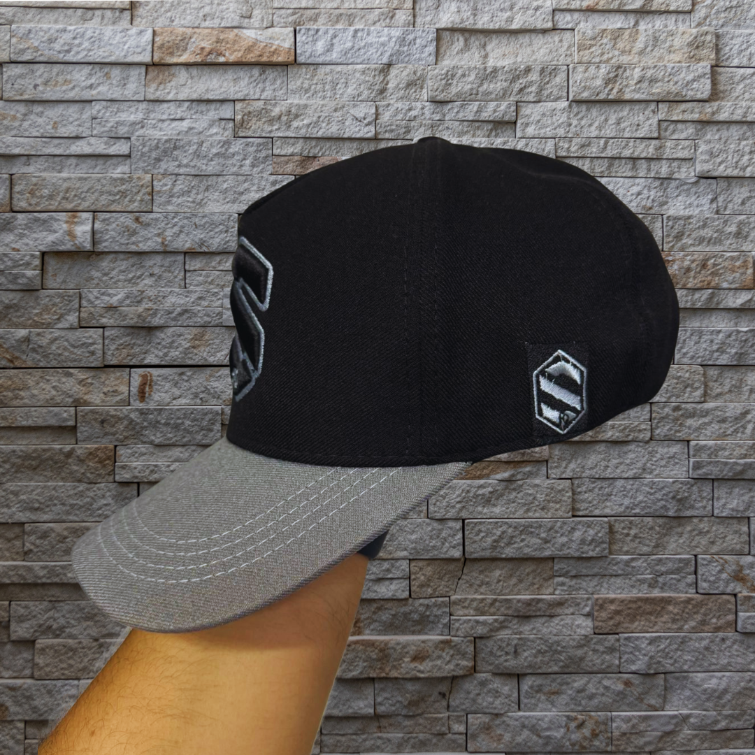 Boné Americano Logo S Grande bordada Cor:Preto/cinza